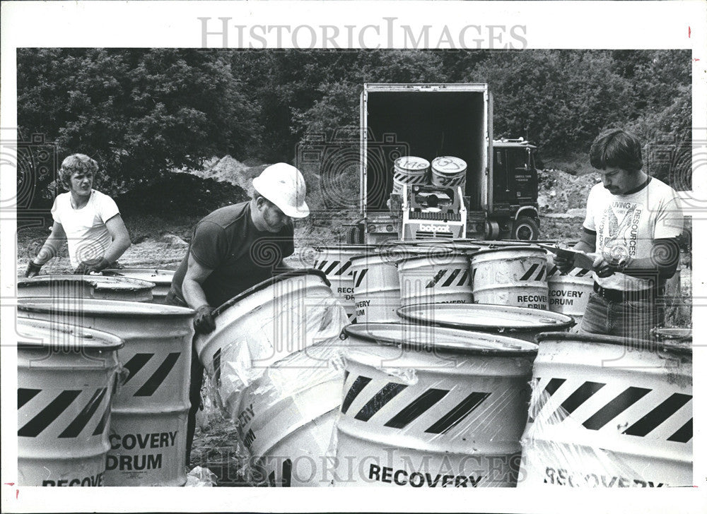 1980 Press Photo Wells Filled Chemical Toxic Substances Chicago Michigan - Historic Images