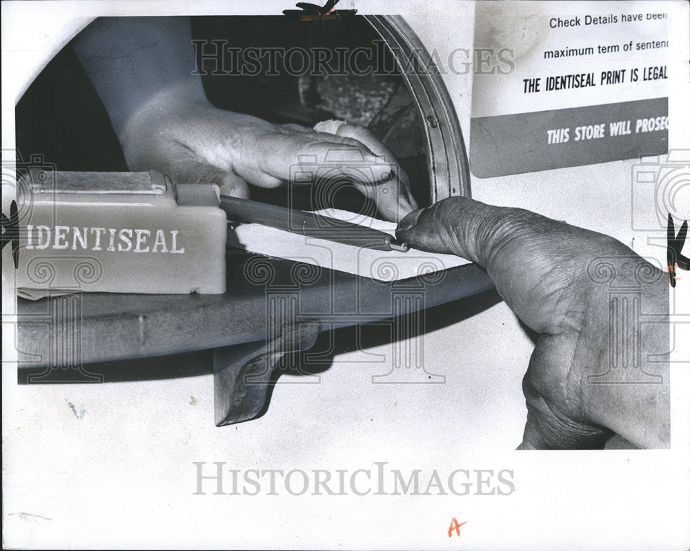 1973 Press Photo Allen Supermarket Finger Print Checking Check Back Chicago - Historic Images