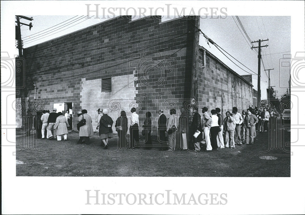 1982 Press Photo Cheese Give Away at 2631 Bagley - Historic Images
