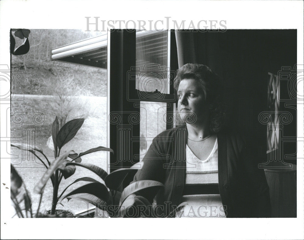 1990 Press Photo Betty Riggs Home Lady Sterlized Job Requirement - Historic Images