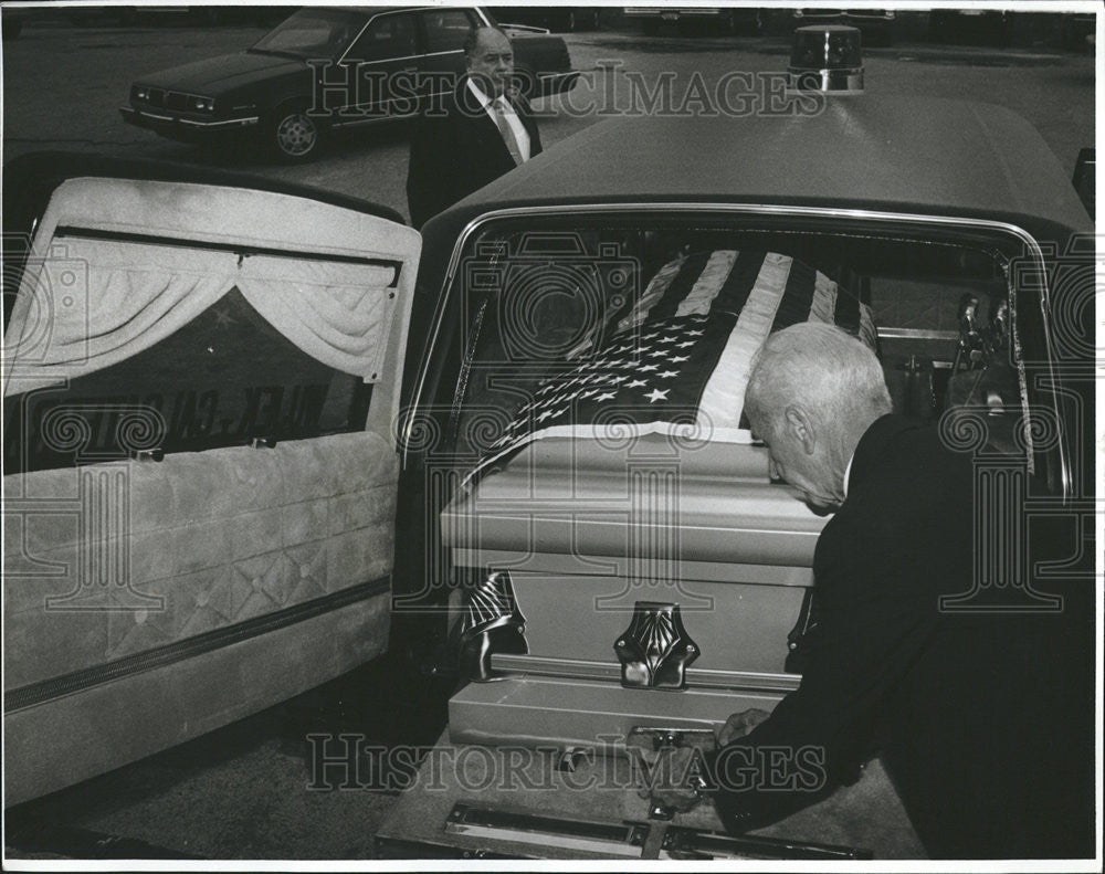 1987 Press Photo Eddie Slovik&#39;s Casket Lost in transit, arrived late at Airport - Historic Images