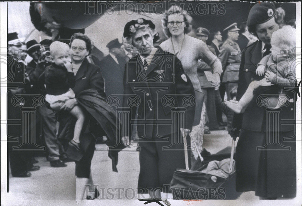 1960 Press Photo Red Cross Personnel Carry Children Planeload Refugee Congo - Historic Images