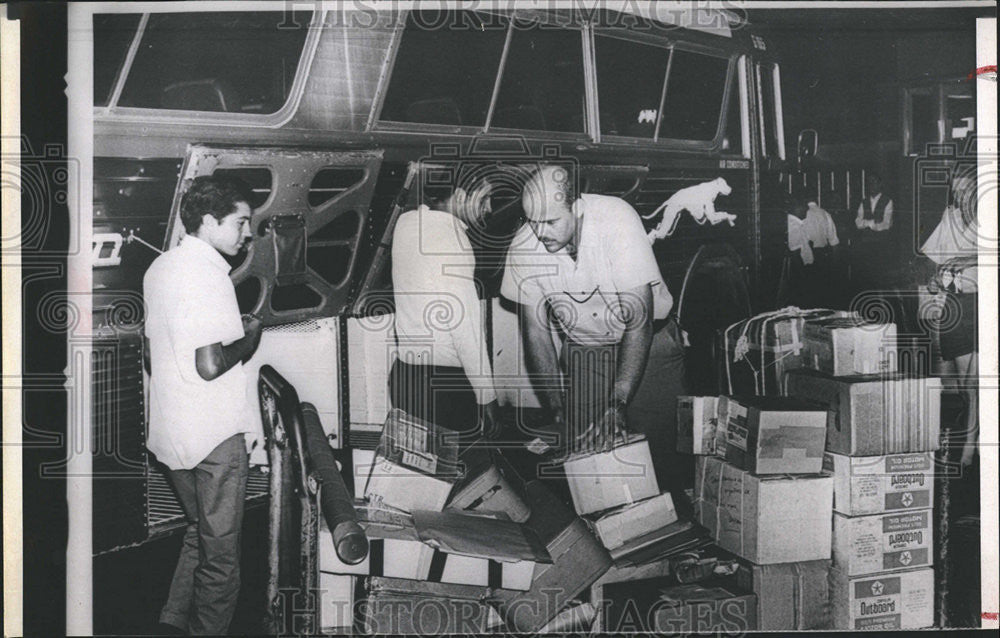 1968 Press Photo Driver Don Kellough Sorts Load Parcels Tornoto Bus Terminal - Historic Images