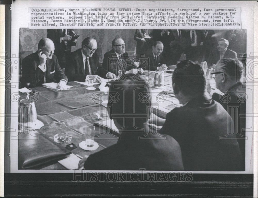 1970 Press Photo Union Negotiators Foreground Face Government Blount Klassen - Historic Images