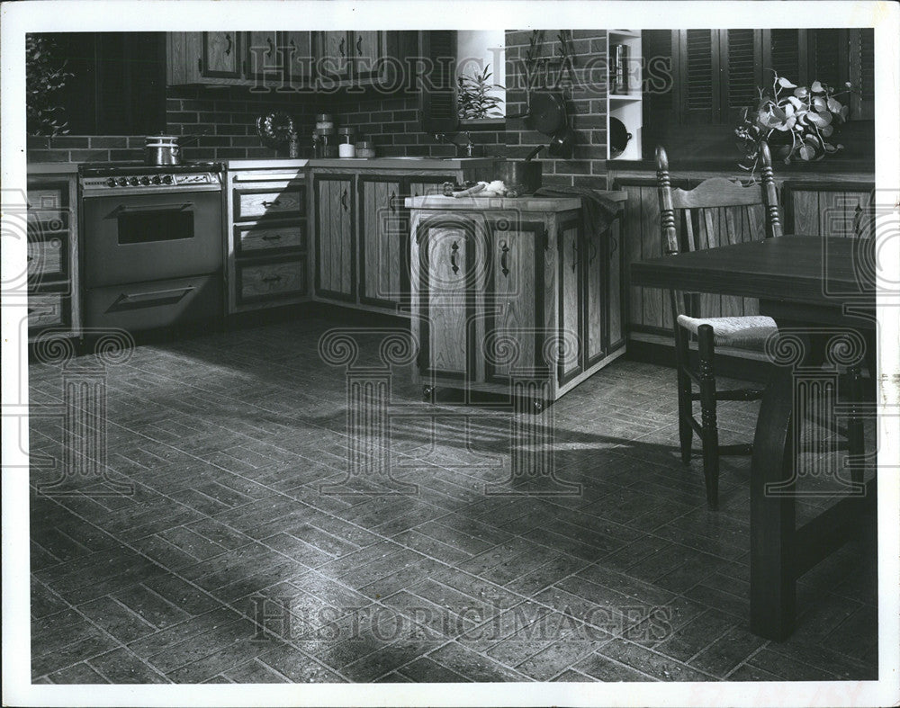 1969 Press Photo Sheet vinyl flooring laid on the kitchen flooring. - Historic Images