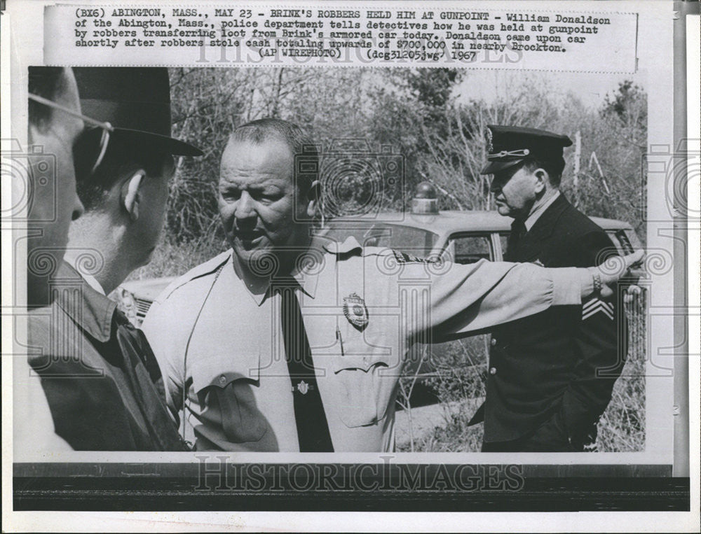 1967 Press Photo William Donaldson tells detectives how he was held at gun point - Historic Images