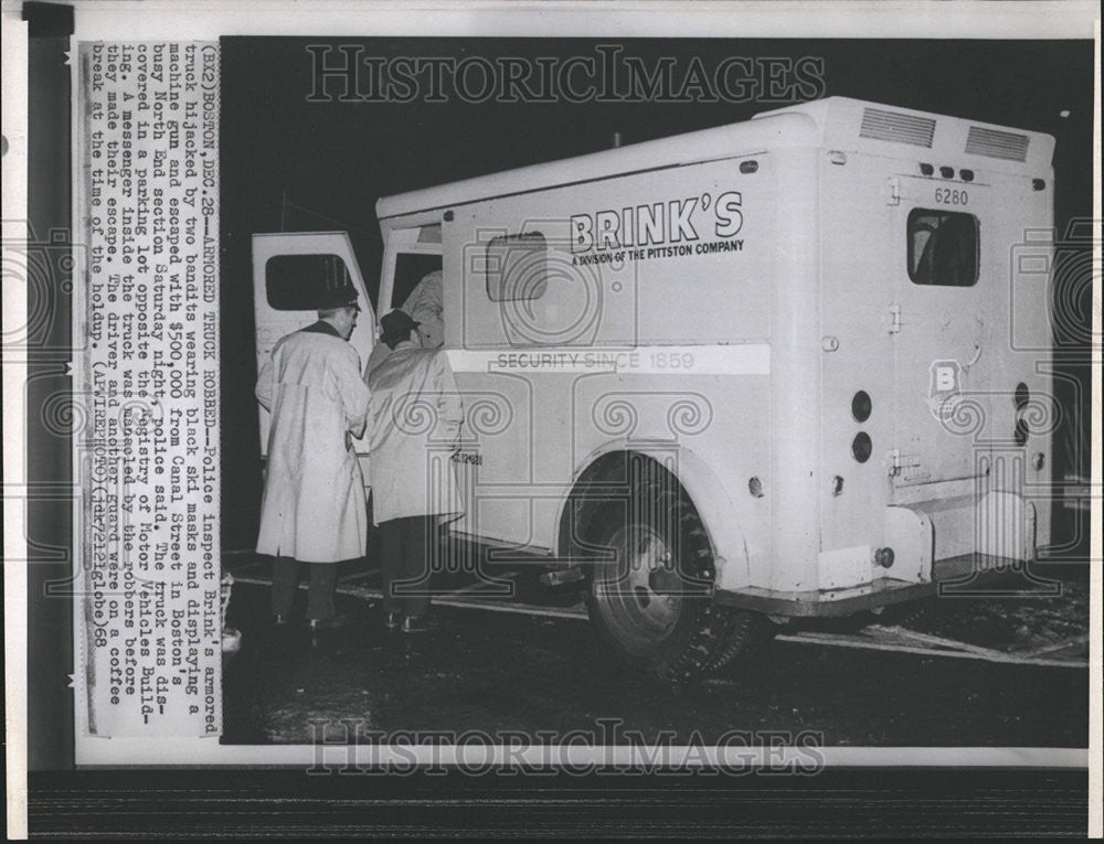 1968 Press Photo Police inspect Brink&#39;s armored truck hijacked - Historic Images