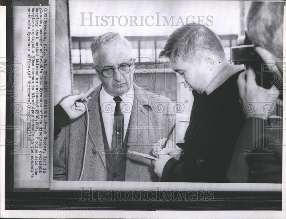 1965 Press Photo Brink Manager Frank Steier Syracuse Office Thieves - Historic Images