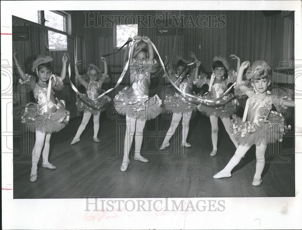 1968 Press Photo Tiny Ballerinas Rehearsal Tom Bennett - Historic Images