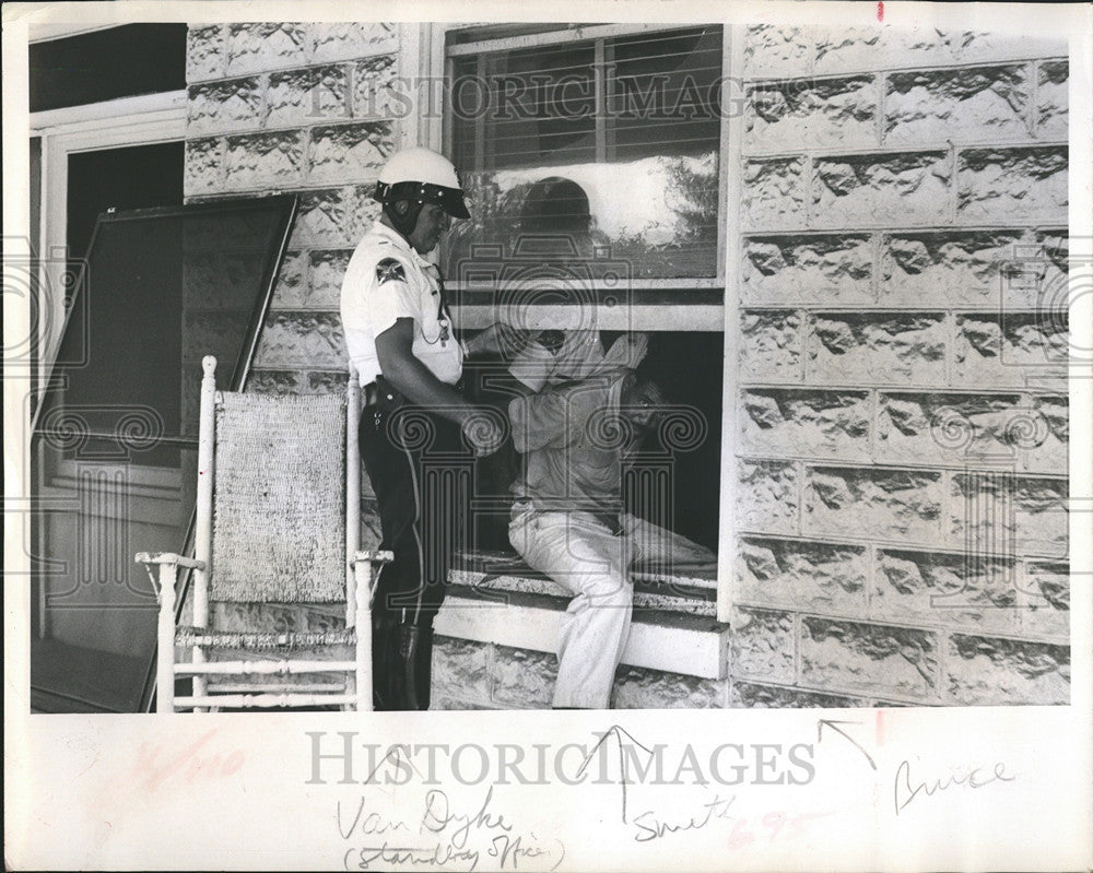 1965 Press Photo Patrolman J N Van Dyke assists handcuffed James Alvan Smith - Historic Images
