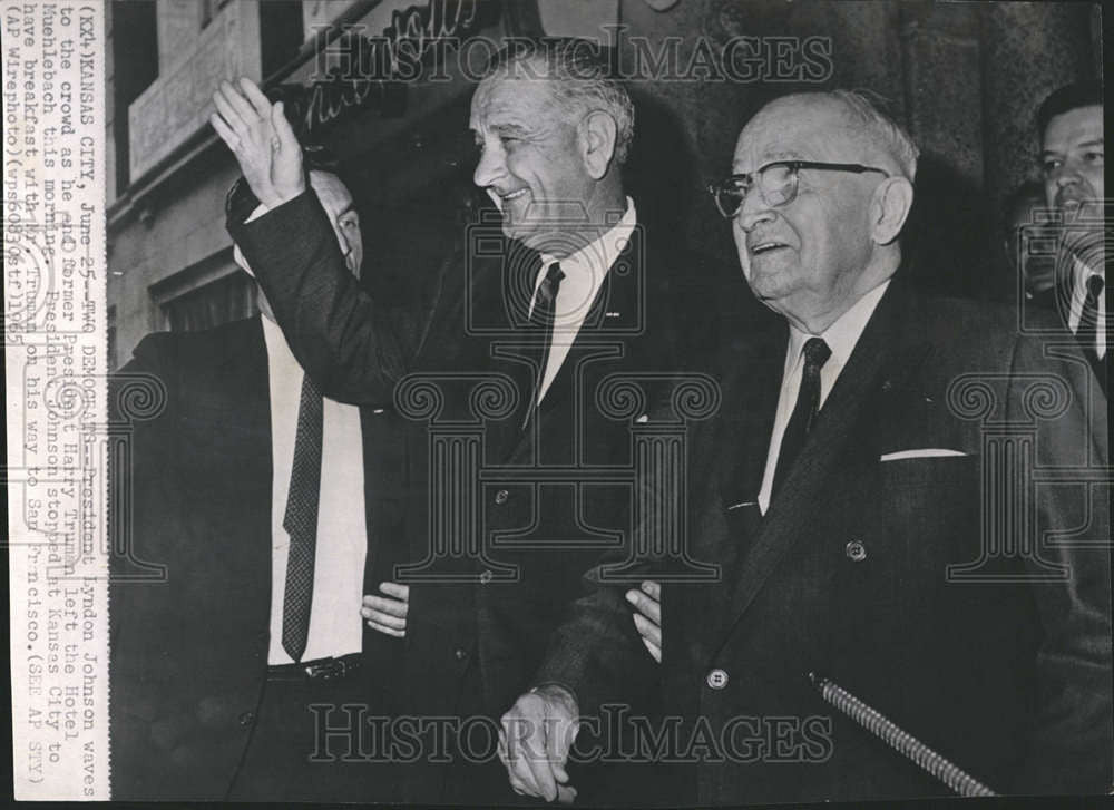 1965 Press Photo President Lyndon Johnson Hotel Muehlebach Crowd - Historic Images