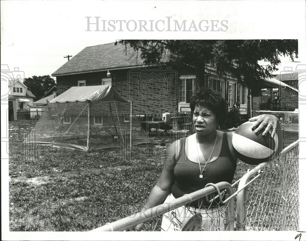 1991 Press Photo Vanessa Glenn Believes There Is Toxic Soil On Her Property - Historic Images