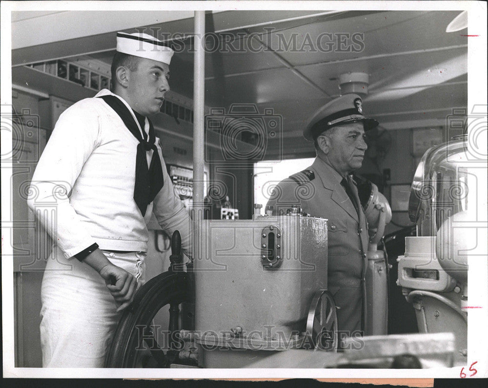 1963 Press Photo Bridge of Empire State IV with Captain Alfred Olivet - Historic Images