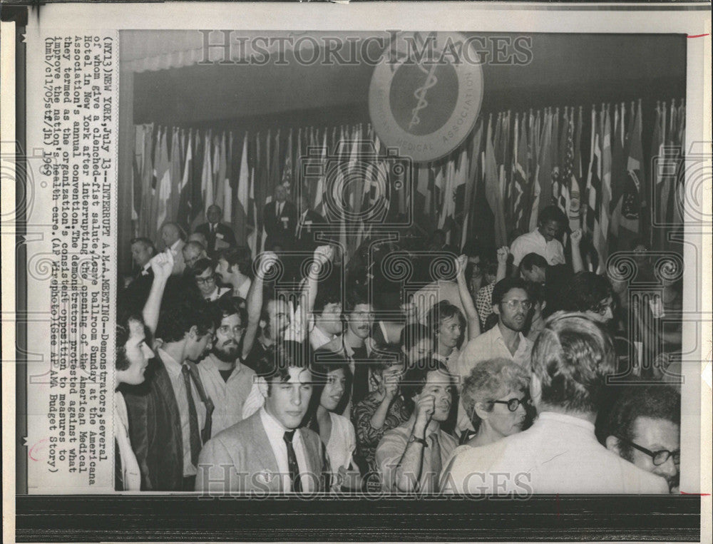 1959 Press Photo DEMONSTRATORS INTERRUPTING AMERICANA MEDICAL ASSOCIATION&#39;S - Historic Images