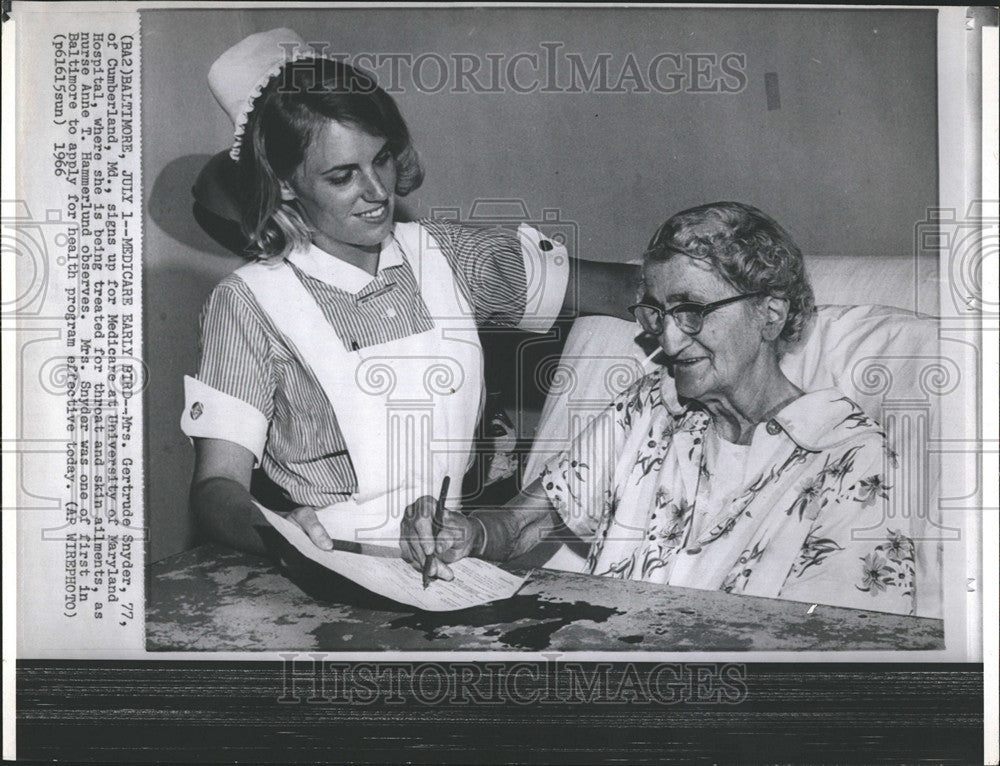 1966 Press Photo Mrs.Gertrude Snyder Signs up for Medicare at Hospital - Historic Images