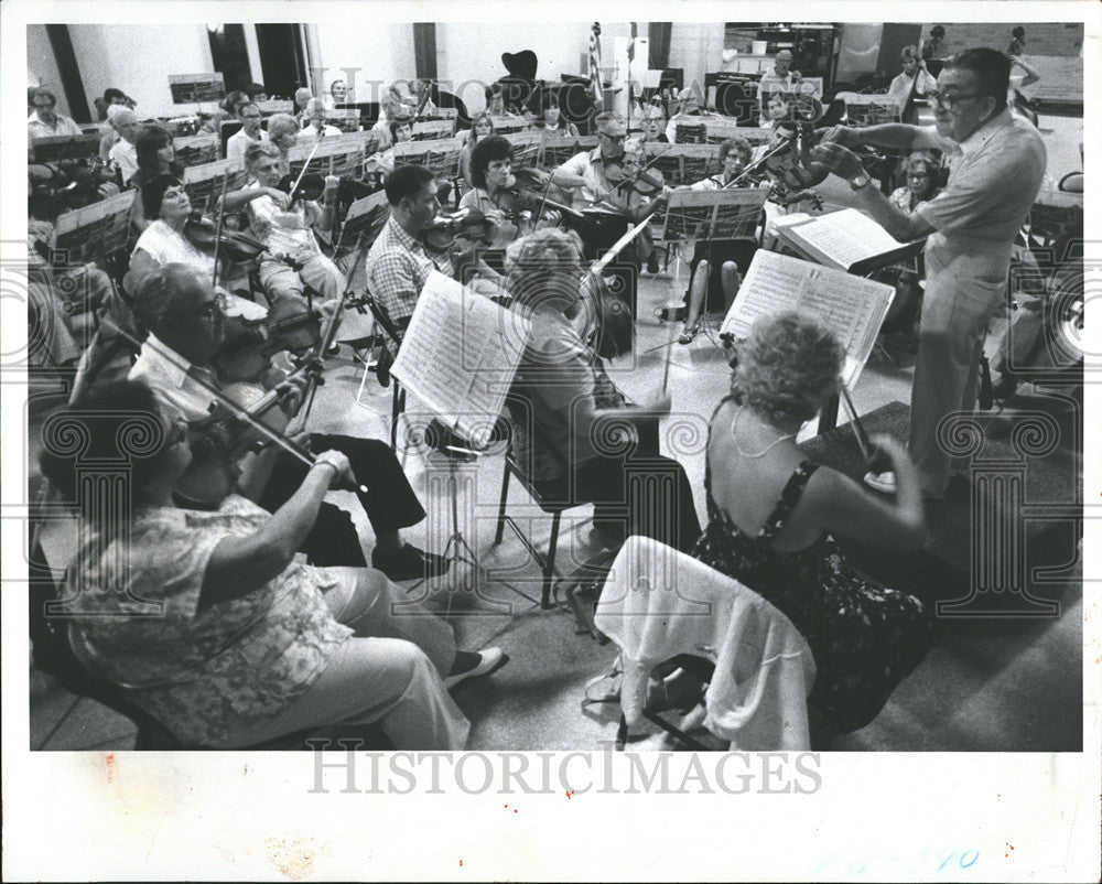 1983 Press Photo Michael Ficocelli Community Symphony orchestra musicians age - Historic Images