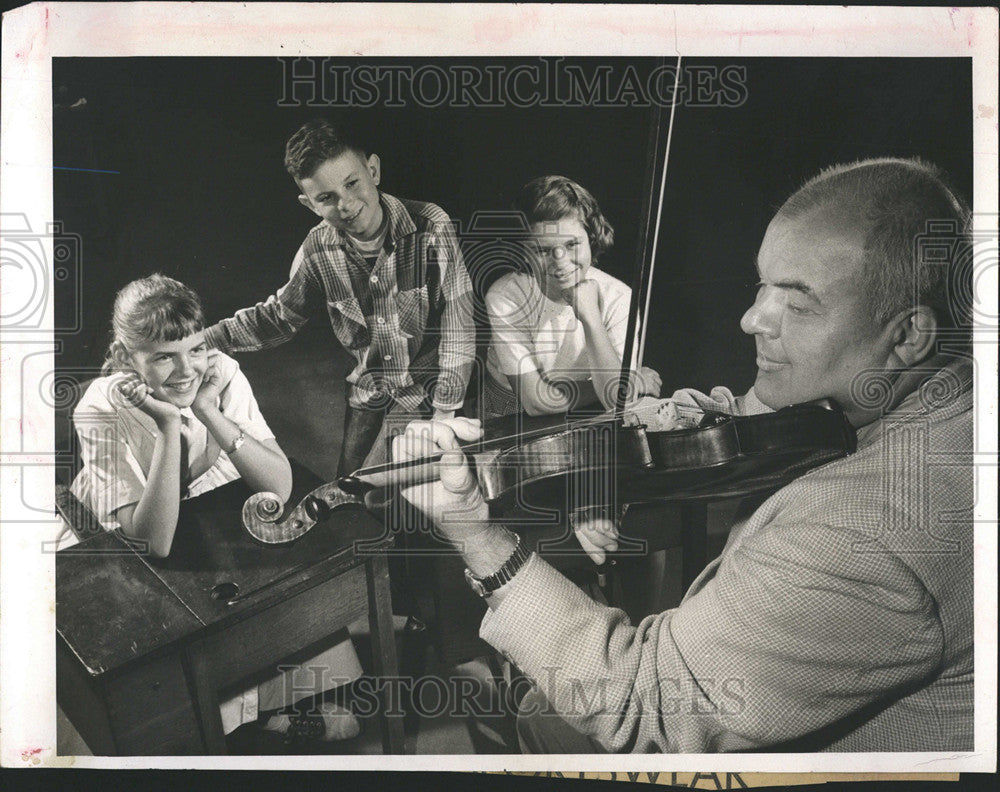 1959 Press Photo Music Orchestra performance Violin Three People Snap Pose Play - Historic Images