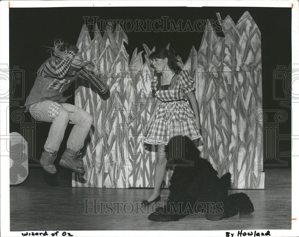 1985 Press Photo Tony Ballard Scarecrow Cindy Paulsen Dorothy The Wizzard Of Oz - Historic Images