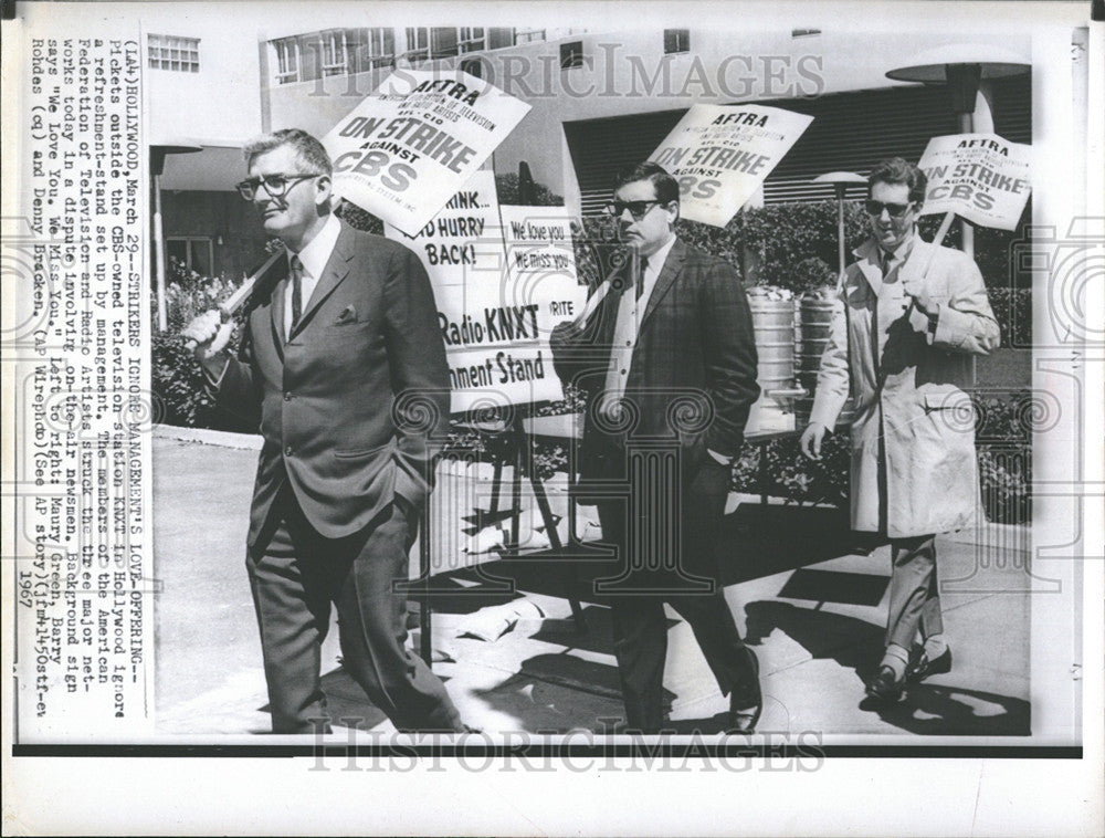 1967 Press Photo Pickets CBS owned television station KNXT Hollywood management - Historic Images