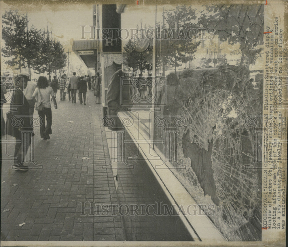 1975 Press Photo jewelry store vandalism looting police force strike pay dispute - Historic Images