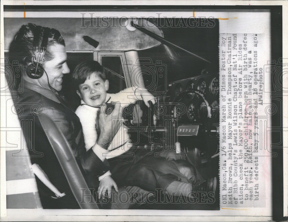 1968 Press Photo Macon March Dimes Poster Keith Brown Helps Thompson Plane Raid - Historic Images