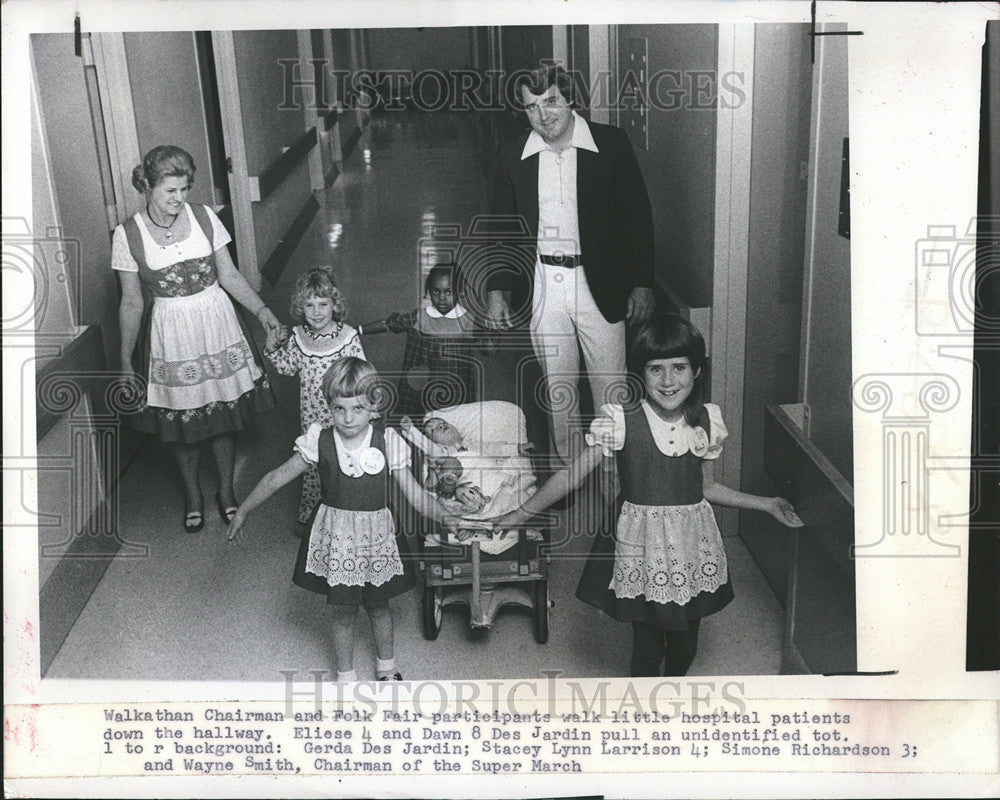 1977 Press Photo Walkathan Chairman and Folk Fair Participants with Patients - Historic Images