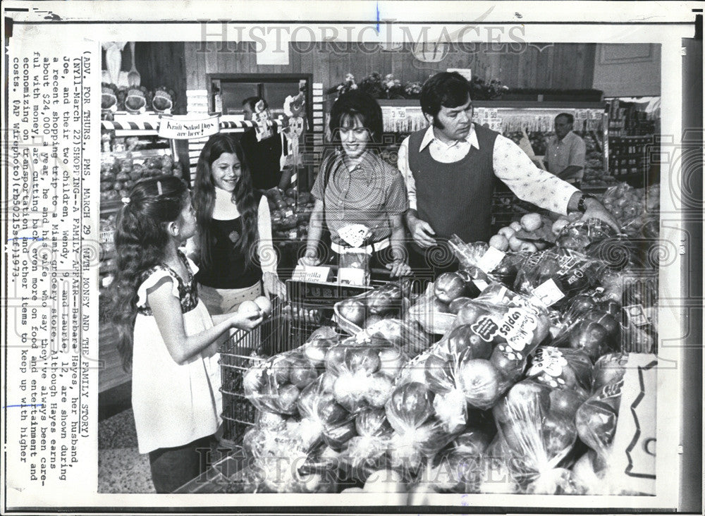 1973 Press Photo Barbara Hayes Husband Joe Children Wendy Laurie Shopping Miami - Historic Images