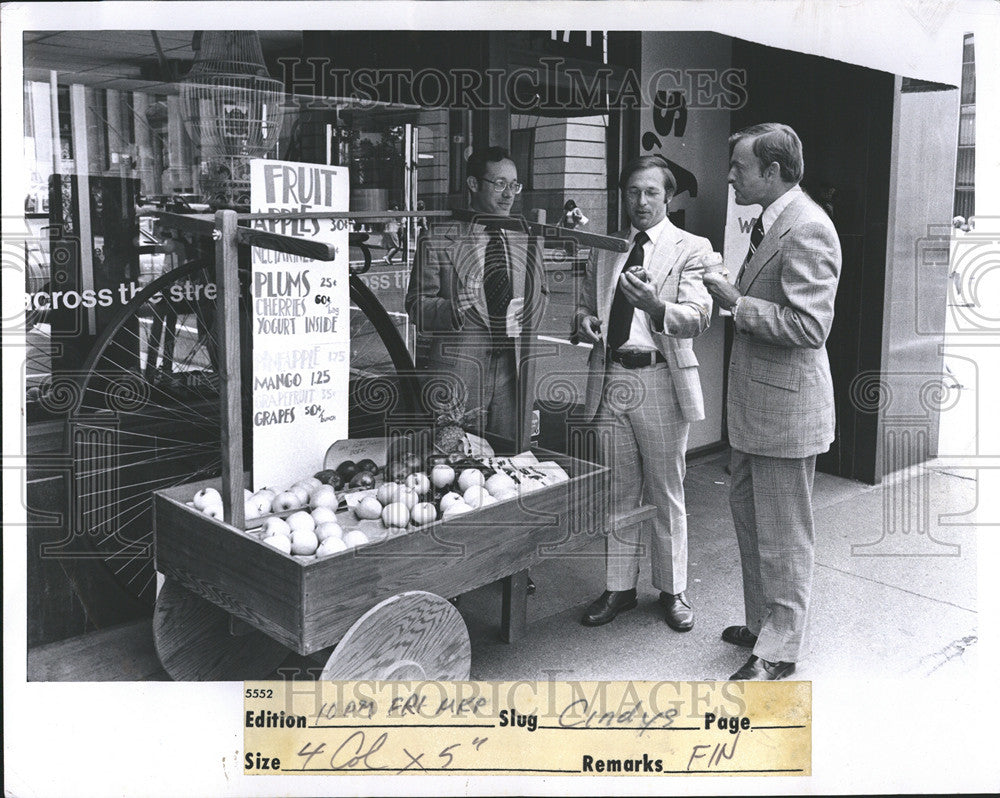 1974 Press Photo Larry Portnoy Douglas Long Mooney Check Apple Icecream Stores - Historic Images