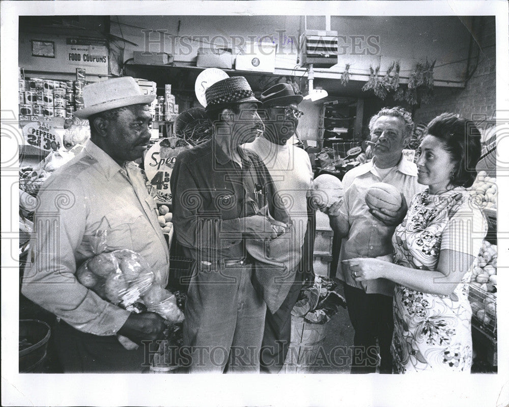 1973 Press Photo Willie Arbuckle Fred Ishman Poole Mr. Flasher Country Produce - Historic Images