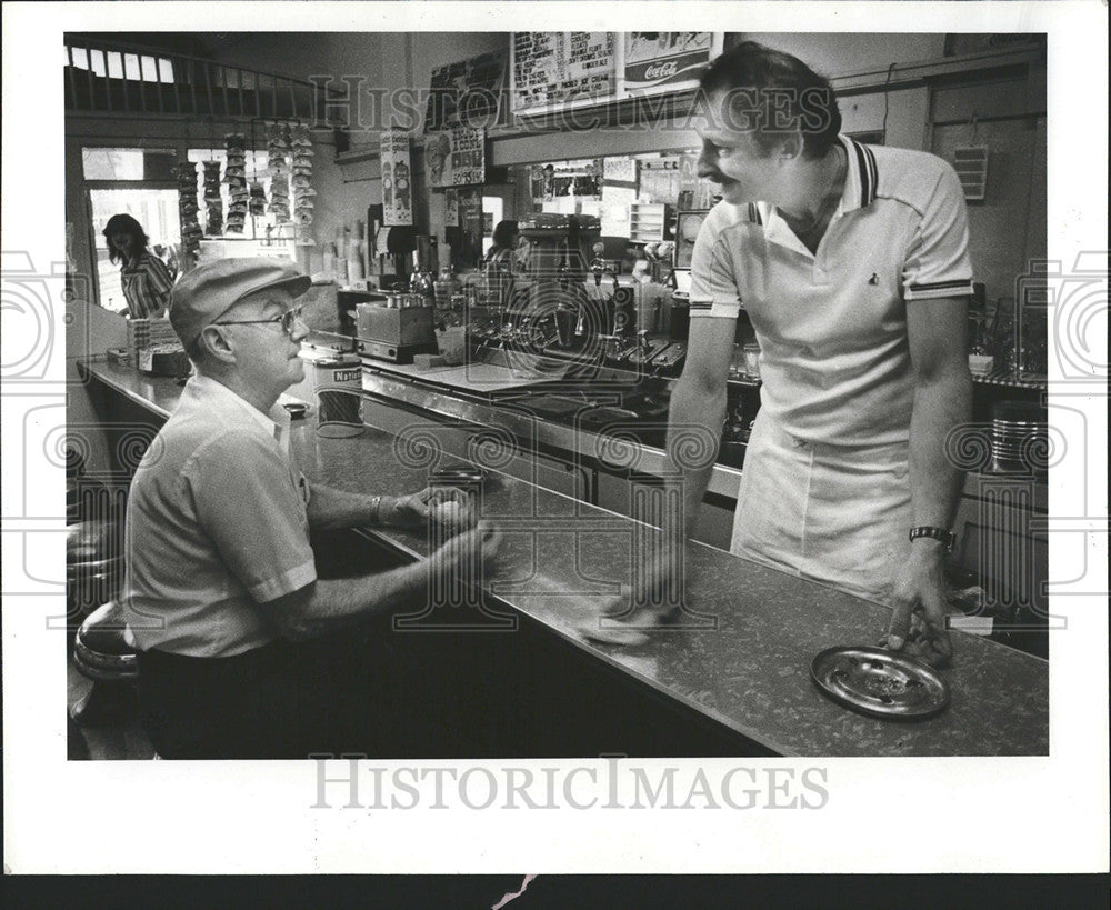 1982 Press Photo Store Detroit Paradise Candies Chat Steve Laupes - Historic Images