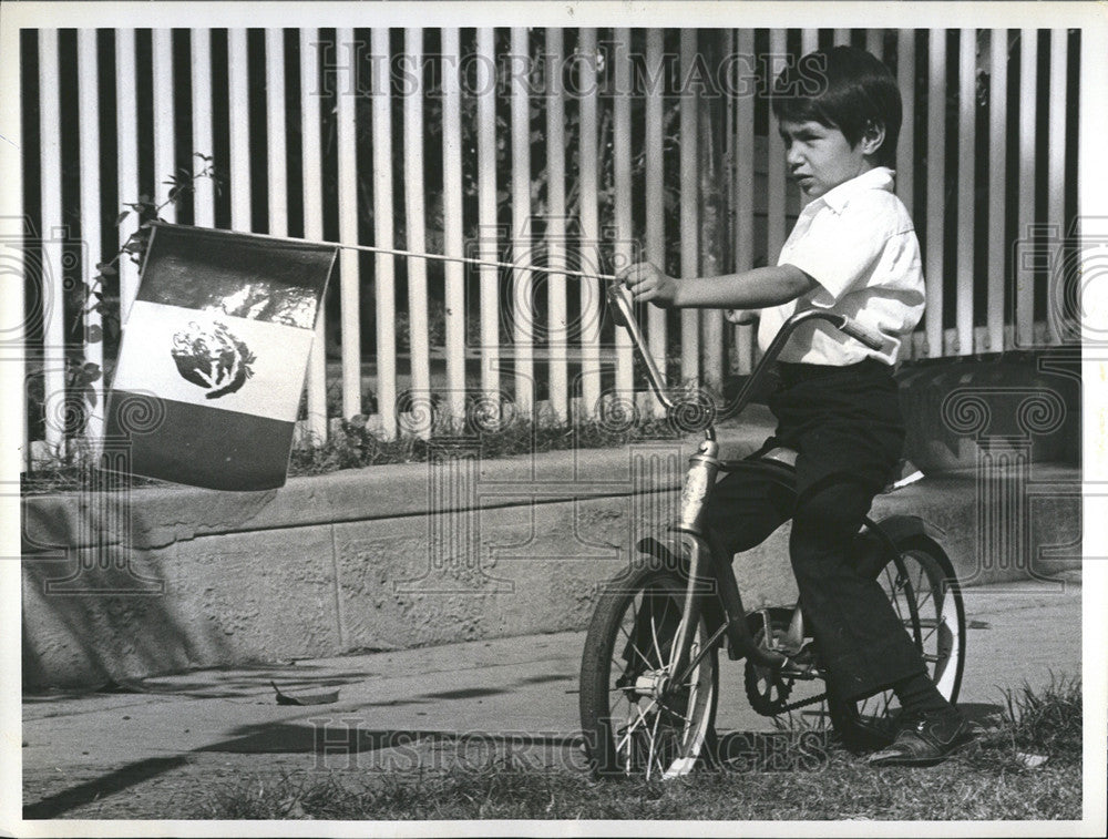 1973 Press Photo Raza Mexican flag  bicycle American  Los Angeles California - Historic Images