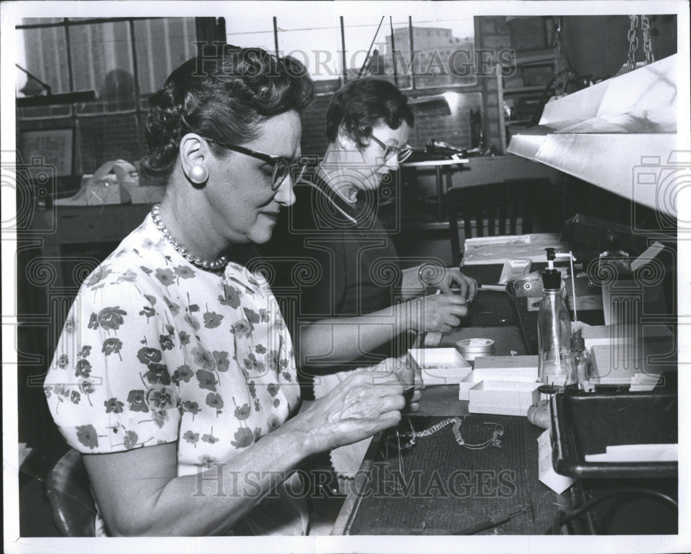 1958 Press Photo Bead stringers,Claire Sauve and Ann Graser - Historic Images