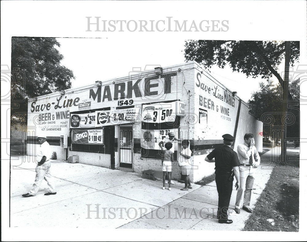 1989 Press Photo Store Worker Sit Backend Police Car After Shoot During Argument - Historic Images