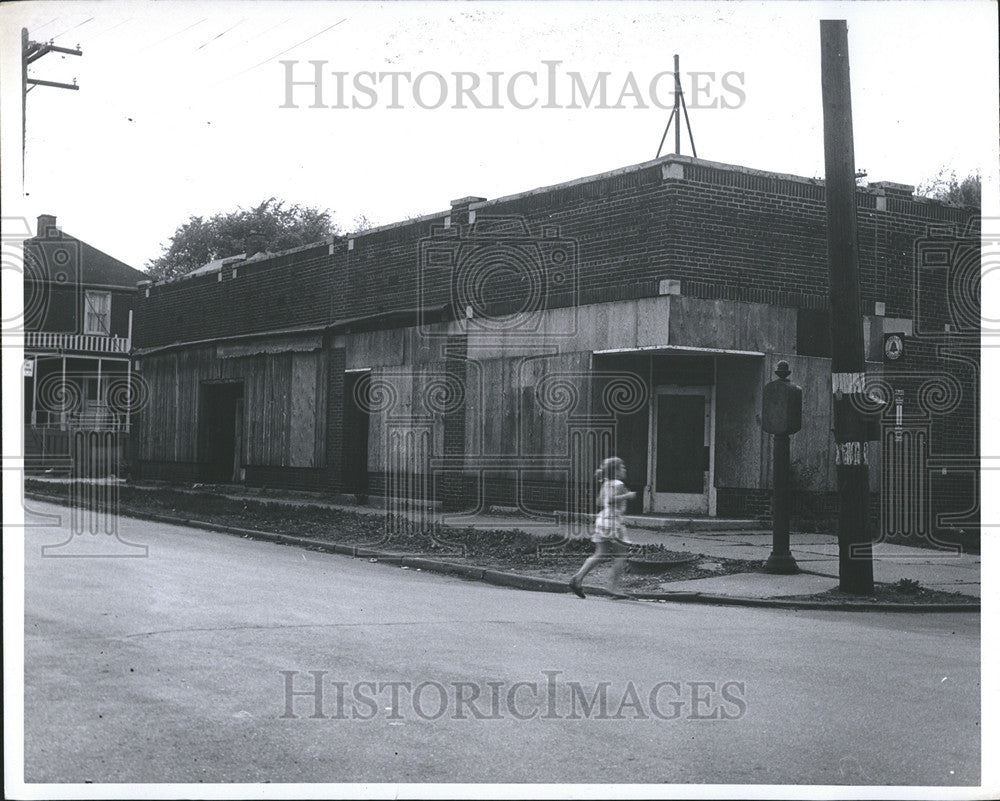 1970 Press Photo Board up stores at Essex-Newport - Historic Images