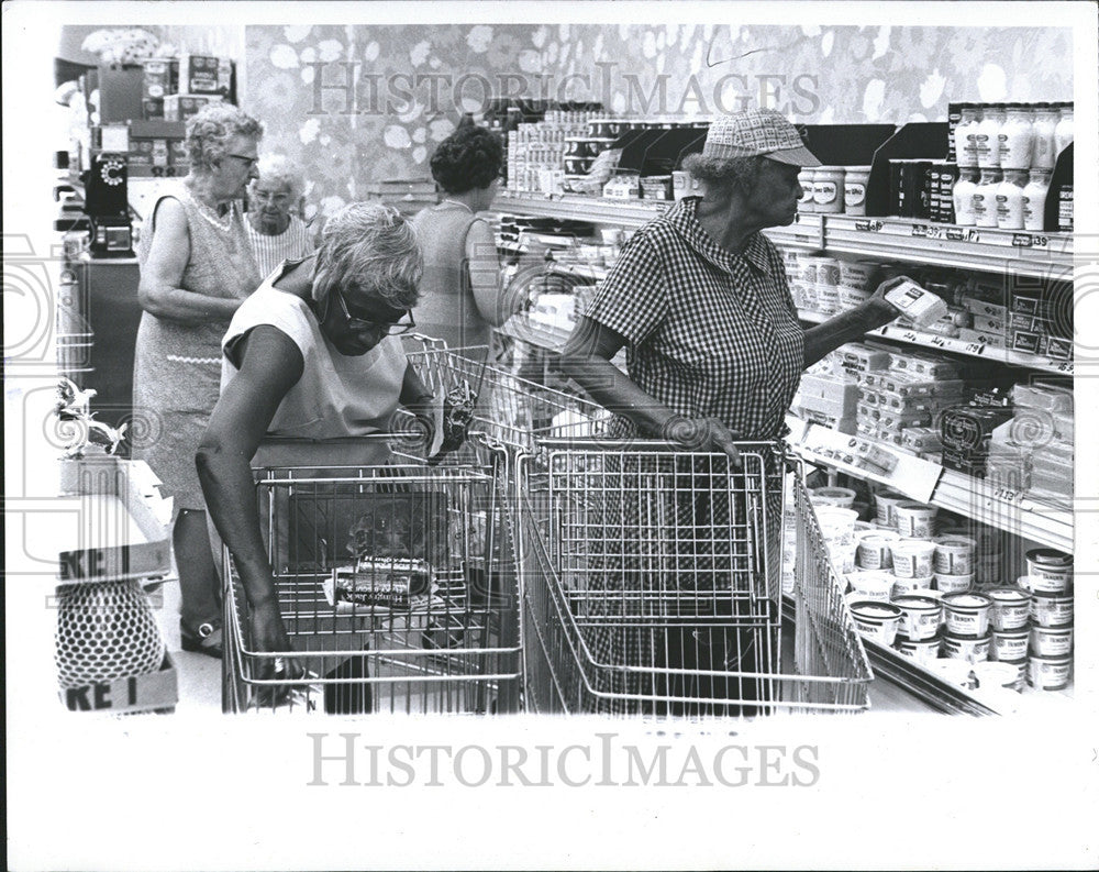 1971 Press Photo Stores Groce Desk  Lorraine Lawrence Matte Jackson - Historic Images