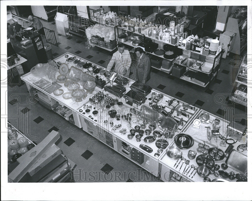 1973 Press Photo Store for restaurant supplies. - Historic Images