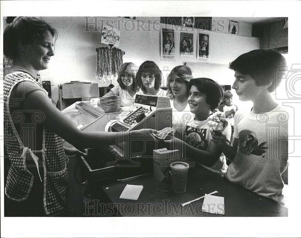 1981 Press Photo Lenny Johnson chores John Nastasi Frank - Historic Images