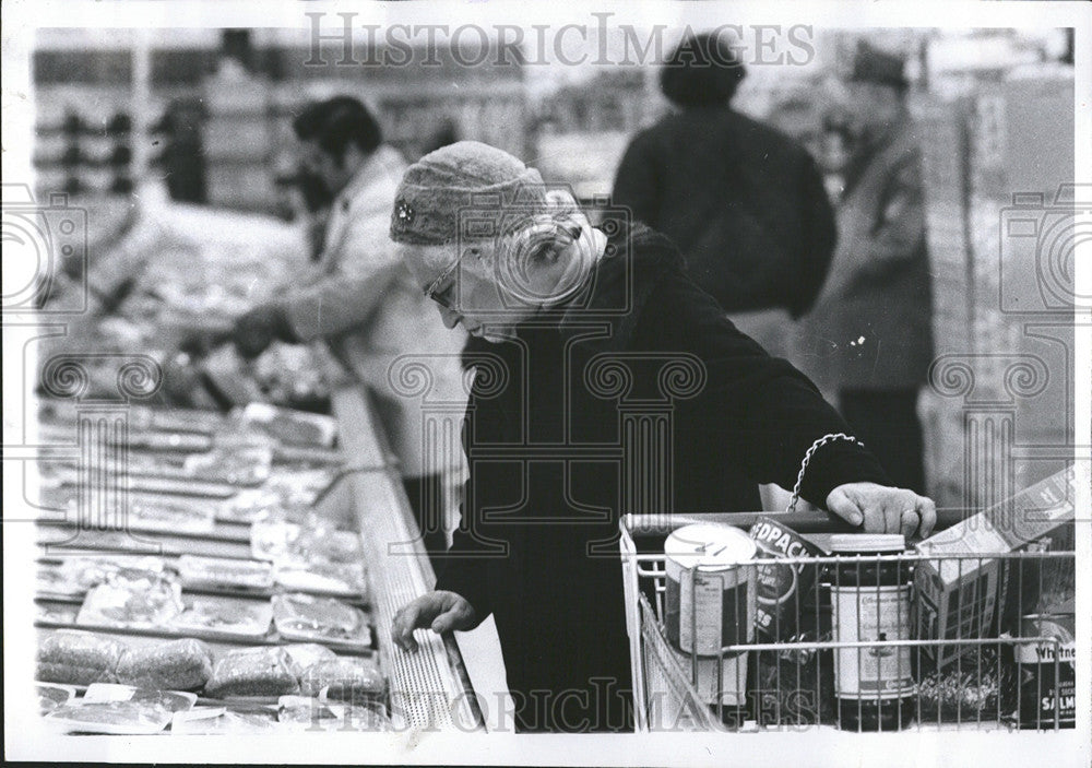 1973 Press Photo Mrs Jerry Siver Berkley Great Scott Market Lambardo grocery - Historic Images