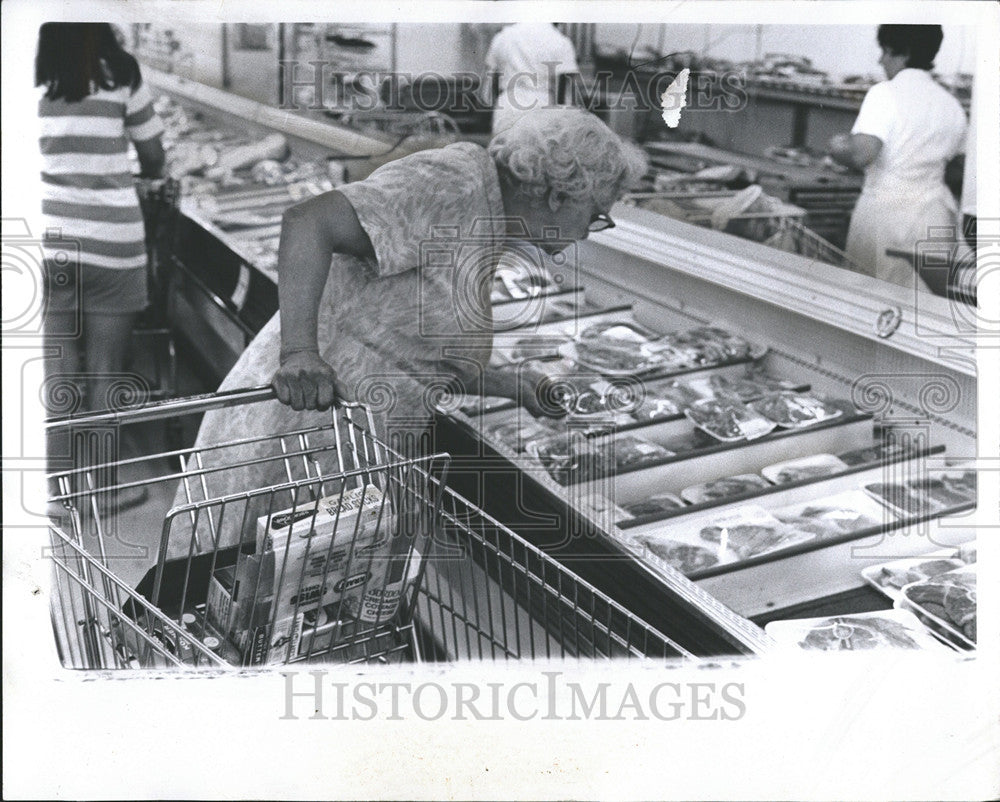 1971 Press Photo Stores Grocery Bessie Cunningham Desk - Historic Images