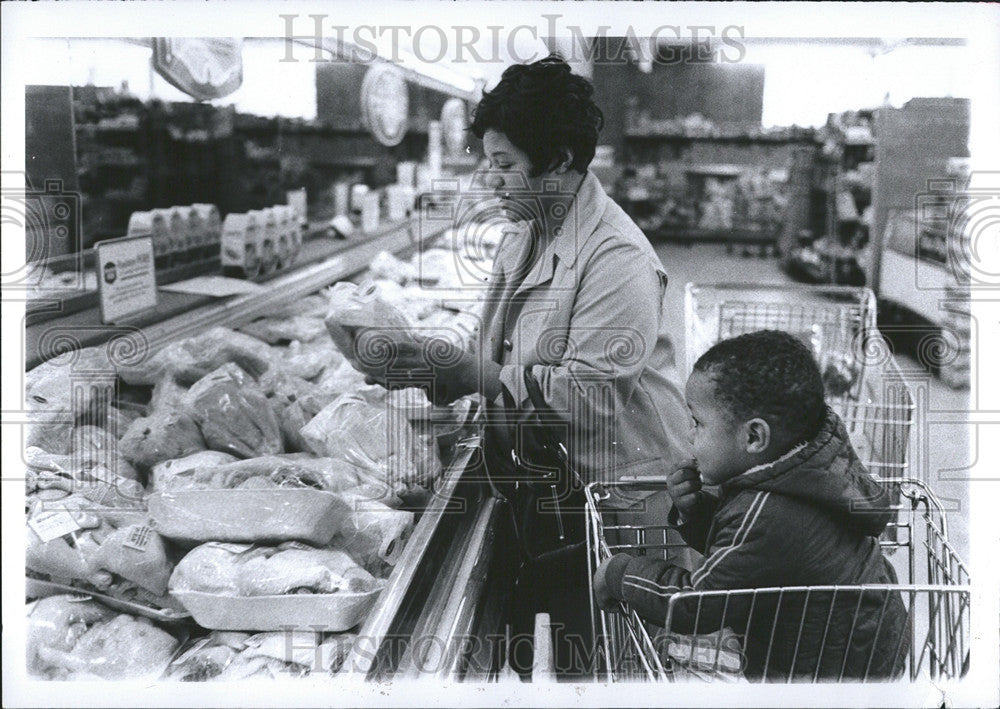 1973 Press Photo SHOPPING MRS. SHIRLEY HOYT TOMMY - Historic Images