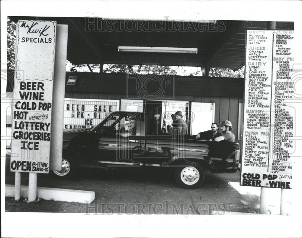 1985 Press Photo Benedtti Kristine Husband Chris Store Kwik Drive Grocery Store - Historic Images