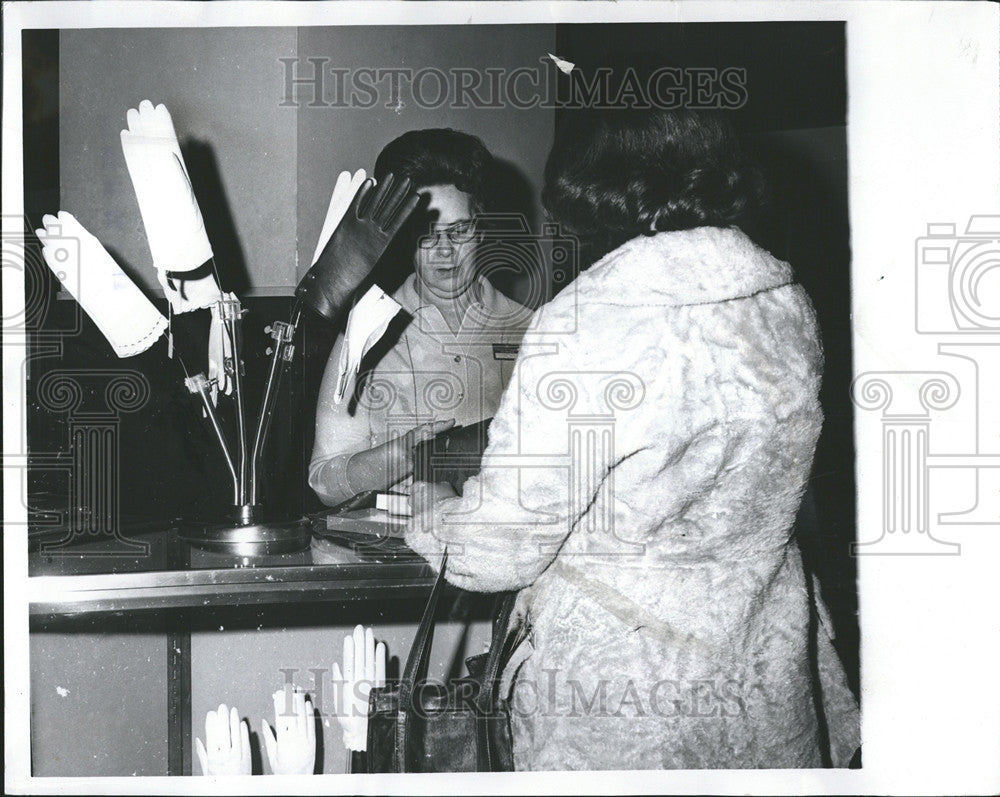 1972 Press Photo Store Returns - Historic Images