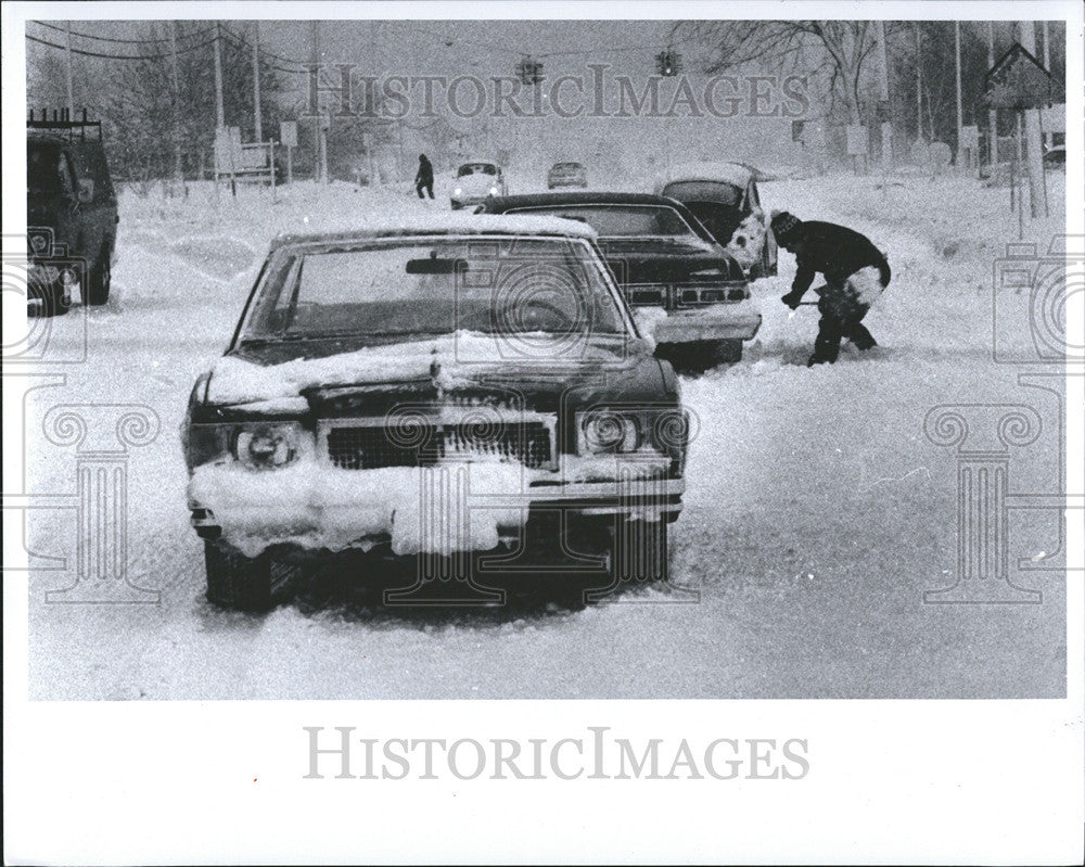 1968 Press Photo WOODHAVEN DAVE ZALEWSKI DIGS CAR - Historic Images