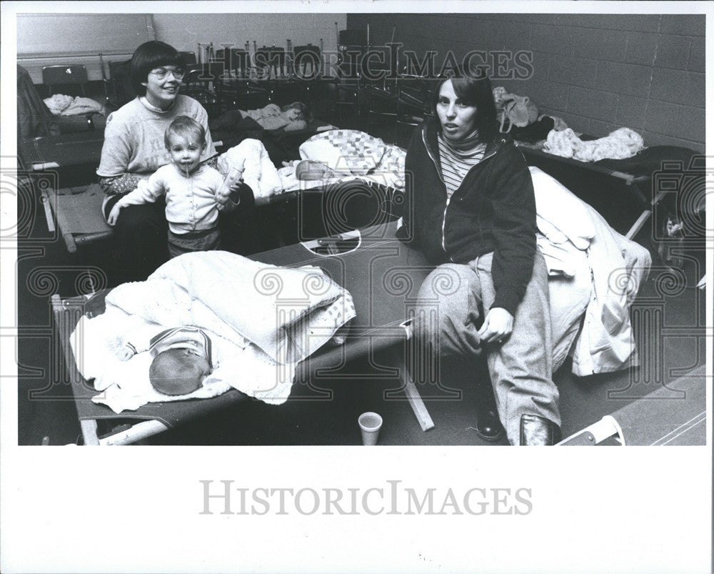 1978 Press Photo Mothers taking care of their children at Woodhaven High school - Historic Images