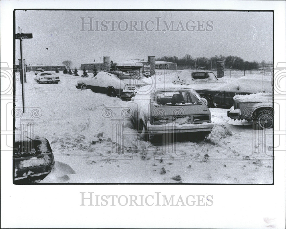 1968 Press Photo Michigan square apartment car Entrance West - Historic Images