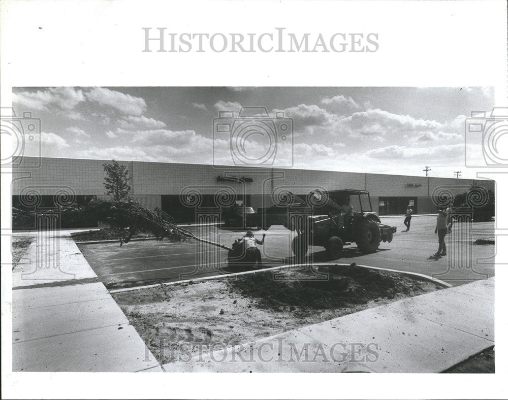 1989 Press Photo Troy North Center Landscaping Crews Working Michigan - Historic Images