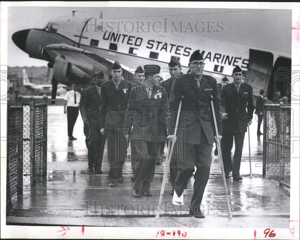 1967 Press Photo Cpl William Thompson Norman Zeisloft United State Airlines - Historic Images