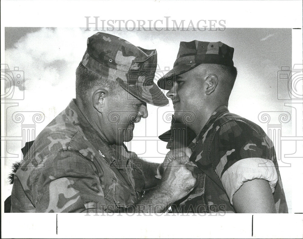 1992 Press Photo Marine Corps Father Pins Navy Achievement Medal On Son Farnell - Historic Images