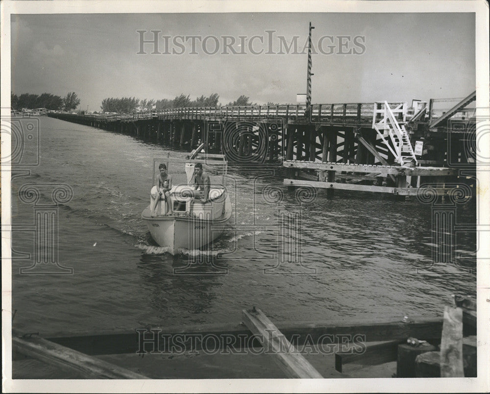 1954 Press Photo Unsafe New Bridge Shaking Under Traffic - Historic Images