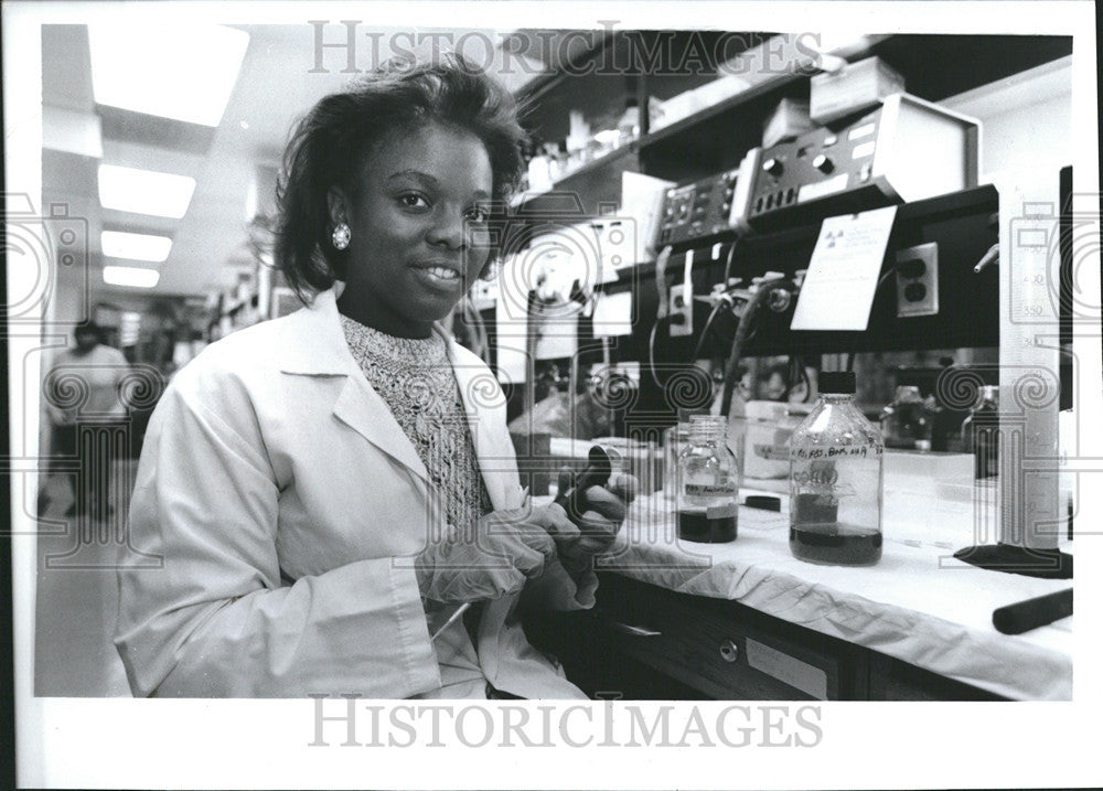 1993 Press Photo UNIVERSITY OF ILLINOIS MEDICAL STUDENT AMBER DAREY - Historic Images